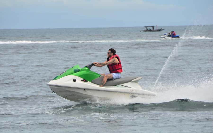 Bali: 30-Minute Jet Ski Selft Drive - Safety, age limits, and physical demands