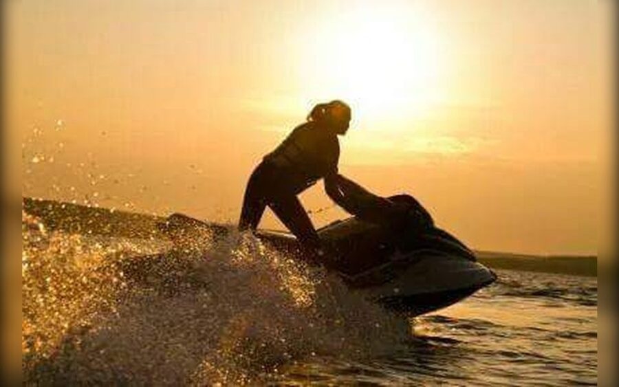 Benidorm: Jet Ski Tour with Instructor - Following the guide across Benidorm Bay