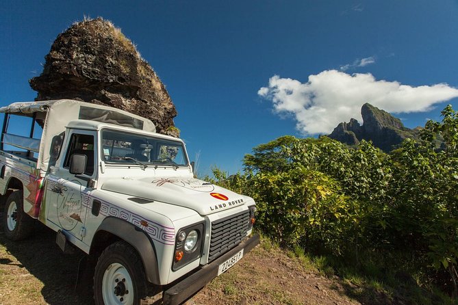 Bora Bora 4WD Tour Including Lunch at Lucky House & Jet Ski Tour - A coconut demonstration with a local touch
