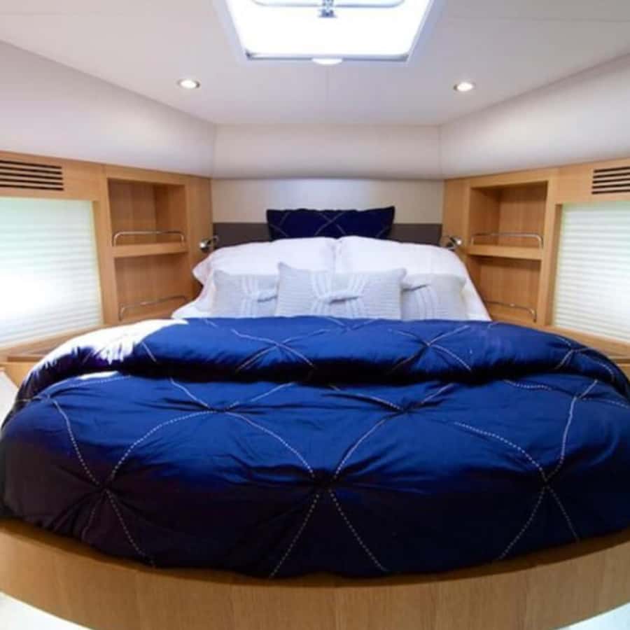 Dubai:Yacht Sightseeing with 30mins Jet-ski on Ain Dubai - Comfort for families and larger groups