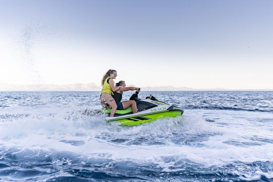 Mallorca: Alcudia Bay Jet Ski Tour - How the tour compares with a regular boat trip