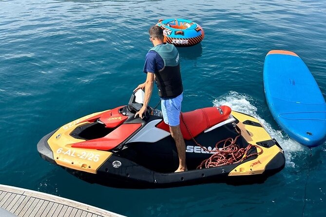 Private Yacht Experience with Jetski Included and Water Sports - The 30-minute donut ride